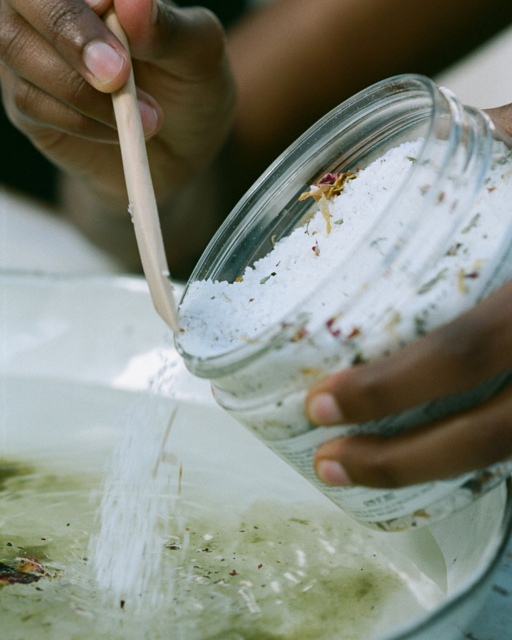 L:A BRUKET Refreshing Bath Salts detail
