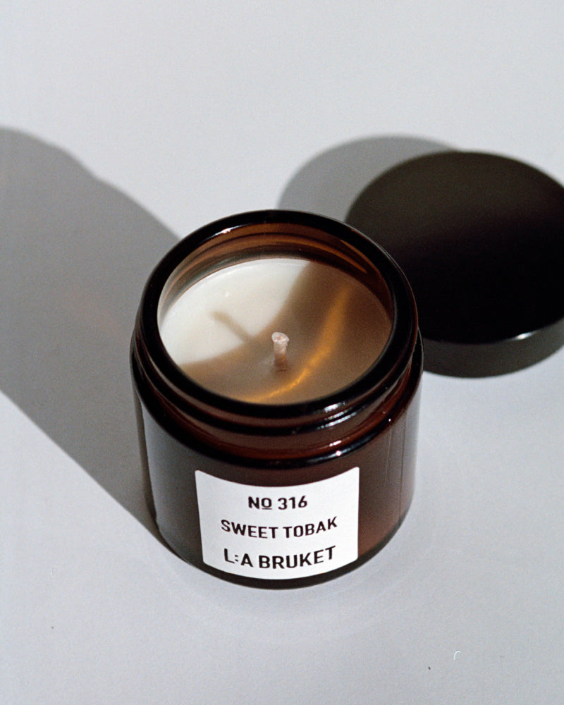 L:A BRUKET 316 Mini Scented Candle Sweet Tobak 50g
