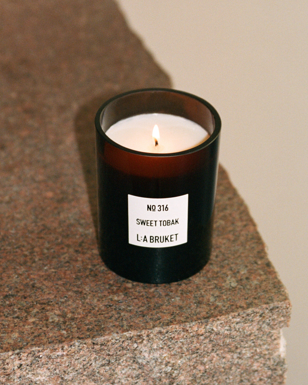 L:A BRUKET 316 Scented Candle Sweet Tobak 260g