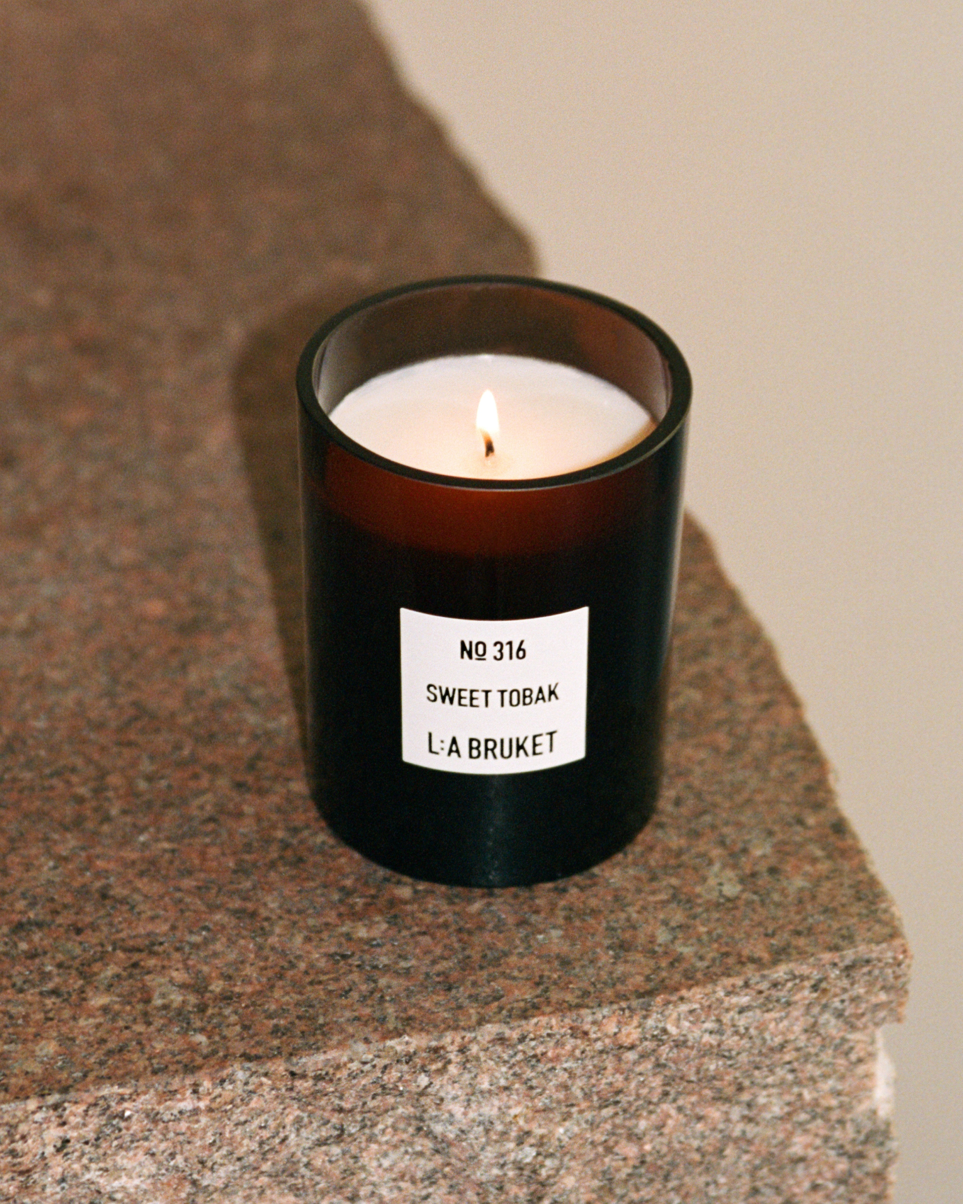 L:A BRUKET 316 Scented Candle Sweet Tobak 260g