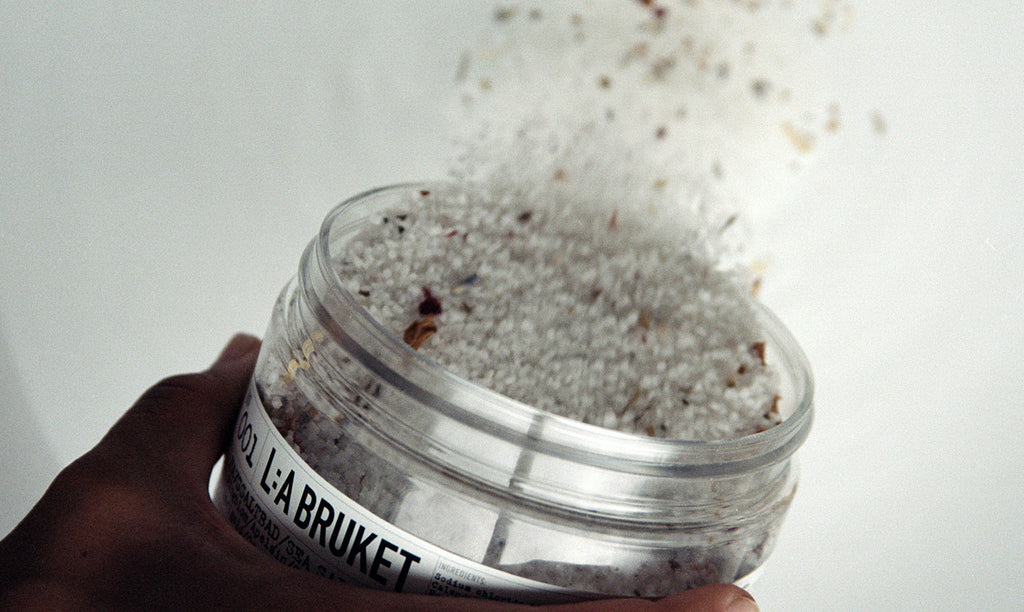 L:A BRUKET sea salt bath in use