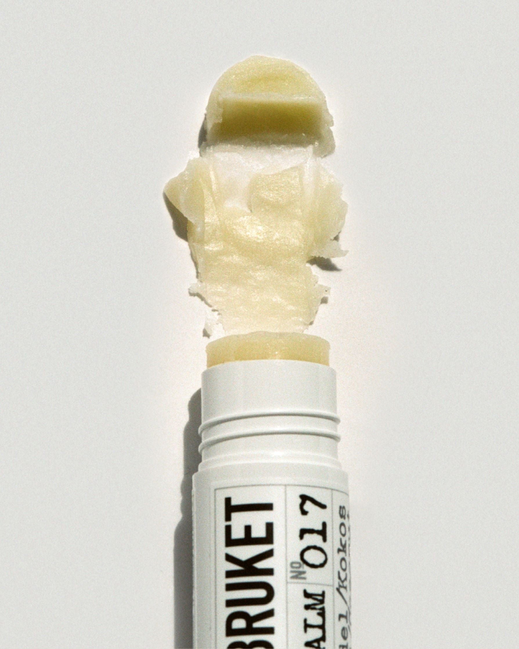 L:A BRUKET 017 Lip Balm Almond Coconut 14g